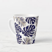 Blauwe en goudbladeren van de marine en monogram latte mok (Linkerhoek)