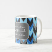 Blauwe en grijze Chevron Pattern Bar Mitzvah Koffiemok (Voorkant rechts)