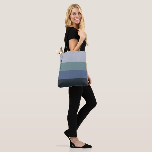Blauwe en grijze strepen patroon tote bag (Op model)