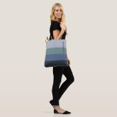 Blauwe en grijze strepen patroon tote bag (Op model)