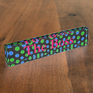 Blauwe en groene ballen op een zwarte Desk Naambordje