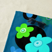 Blauwe en groene bloemen strandlaken (In situ)