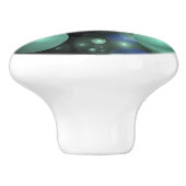 Blauwe en Groene Bubbels Over Zwart Keramische Knop (Zijkant)