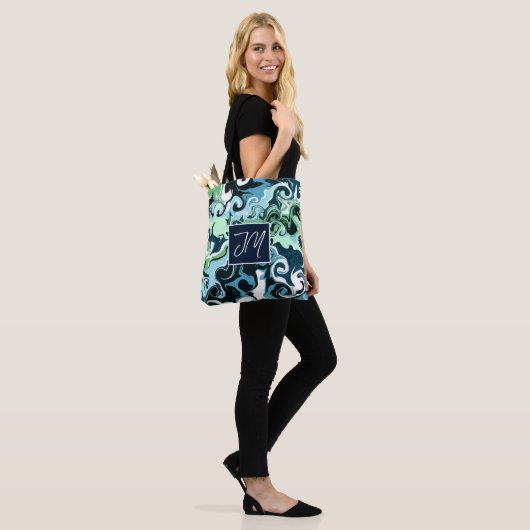 Blauwe en groene marmer-kunst in de Sage Monogramm Tote Bag (Op model)