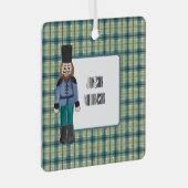 Blauwe en groene notenkraker op Plaid Metalen Ornament (Voorkant Rechts)