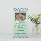 Blauwe en groene pootafdruk verjaardagsuitnodiging (Staand voorkant)