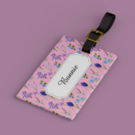 Blauwe en lila veldboeketten op roze. bagagelabel