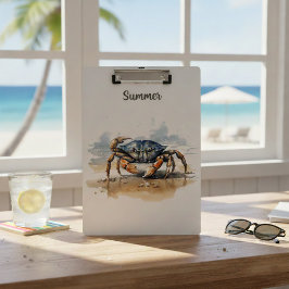 blauwe en oranje krab die op het strand loopt klembord
