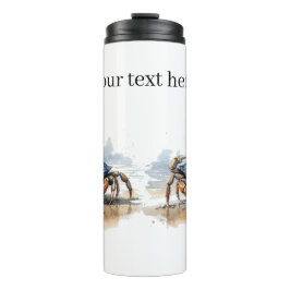 blauwe en oranje krab die op het strand loopt thermosbeker