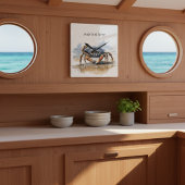 blauwe en oranje krab die op het strand loopt vierkante klok