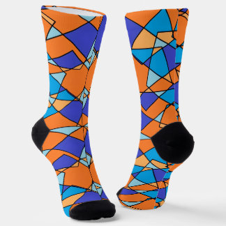 Blauwe en oranje sokken met geometrisch patroon
