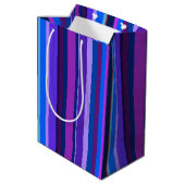 Blauwe en paarse verticale strepen medium cadeauzakje (Achterkant Gekanteld)