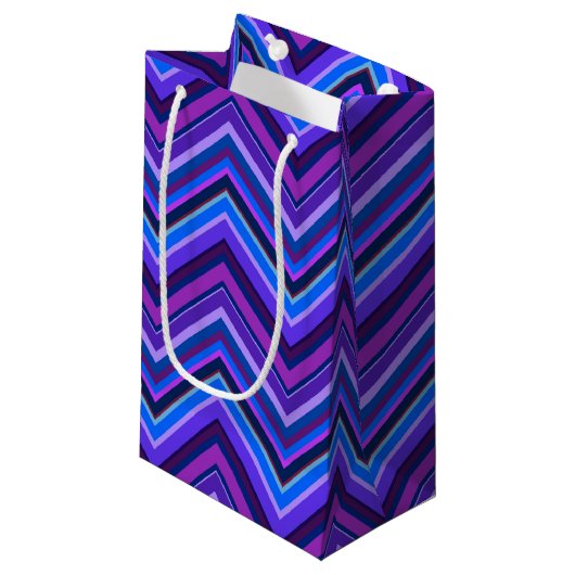 Blauwe en paarse zigzagstroken klein cadeauzakje (Voorkant Gekanteld)