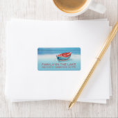 Blauwe en rode boot op het meer etiket (Insitu)