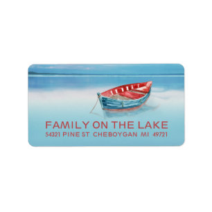 Blauwe en rode boot op het meer etiket