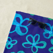 Blauwe en turquoise bloemen badhanddoek (In situ)