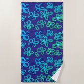Blauwe en turquoise bloemen badhanddoek (Voorkant)