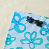 Blauwe en turquoise bloemen badhanddoek (In situ)