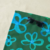 Blauwe en turquoise bloemen badhanddoek (In situ)