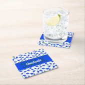 Blauwe en witte afstudeerkappen die in de lucht wo kartonnen onderzetters (Insitu)