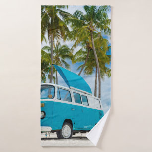 Blauwe en witte bestelwagen op het strand badhanddoek