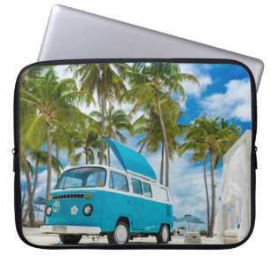 Blauwe en witte bestelwagen op het strand laptop sleeve