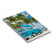 Blauwe en witte bestelwagen op het strand notitieboek (Rechterzijde)