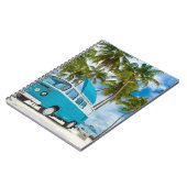 Blauwe en witte bestelwagen op het strand notitieboek (Linkerzijde)