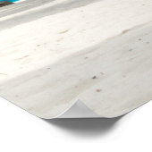 Blauwe en witte bestelwagen op het strand poster (Hoek)