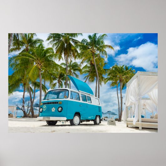 Blauwe en witte bestelwagen op het strand poster (Voorkant)