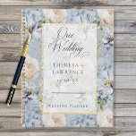 Blauwe en witte bijtende Floral Gold Lijst Wedding Planner<br><div class="desc">Dit ontwerp is voorzien van een prachtig zacht periwinkle blauw en wit roestachtig bloempatroon op een stoffige periwinkle blauwe oude achtergrond. De tekst wordt getoond op een zacht wit transparant tekstgebied met een faux goudglitter lijst. de rug gaat het bloempatroon verder. Deze planner maakt deel uit van de Blue &...</div>
