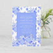 Blauwe en Witte Bloemen Bridal Shower Uitnodiging (Staand voorkant)