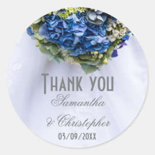 Blauwe en witte bloemen en trouwjurk bedankt ronde sticker
