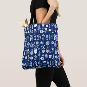 Blauwe en witte bloemen in vazen tote bag