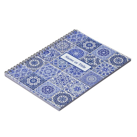 Blauwe en witte decoratieve Tegels - Jouw tekst Notitieboek (Linkerzijde)