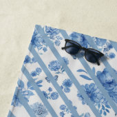 Blauwe en witte "Floral Beach Towel" Strandlaken (In situ)