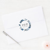 Blauwe en witte Floral met Monogram Wedding Ronde Sticker (Envelop)