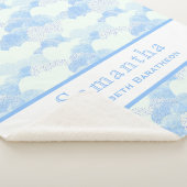 Blauwe en witte Fluffy Clouds Persoonlijke Naam Sherpa Deken (3/4)