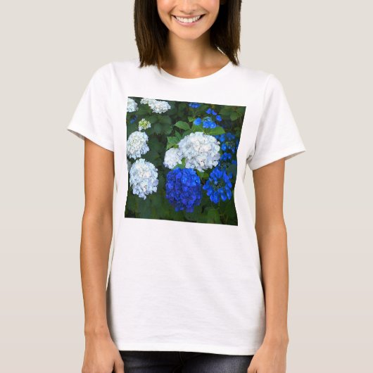 Blauwe en witte hydrangeas. t-shirt (Voorkant)