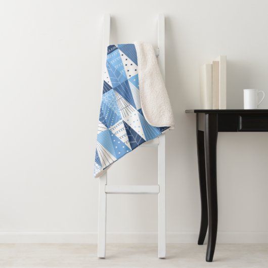 Blauwe en witte kerstbomen sherpa deken (In situ)