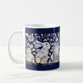 Blauwe en witte konijn 7 Bunnies! Floral Tiles Gif Koffiemok (Links)