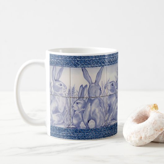Blauwe en witte konijn Bunny Family Tile op Denim Koffiemok (Met donut)