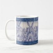 Blauwe en witte konijn Bunny Family Tile op Denim Koffiemok (Links)