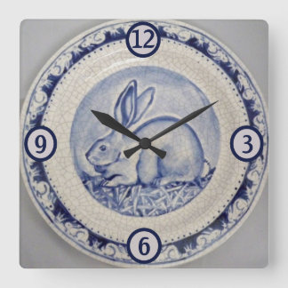 Blauwe en witte konijn Bunny Pottery China Dedham Vierkante Klok