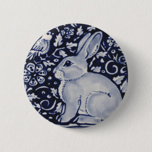 Blauwe en witte konijn met vogeltegel ronde button 5,7 cm