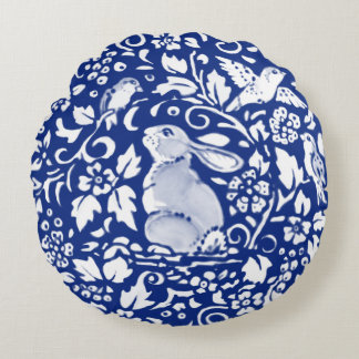 Blauwe en witte konijnenkooi rond kussen