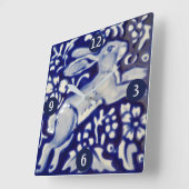 Blauwe en witte lekkende konijn met hare keramisch vierkante klok (Hoek)