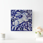 Blauwe en witte lekkende konijn met hare keramisch vierkante klok (Huis)