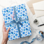 Blauwe en witte, losse waterverf snijwond cadeaupapier<br><div class="desc">blauw waterverf van zonnebloemen,  gevarieerd cadeaupapier. De achtergrondkleur kan aan uw eigen kleurenkeus,  momenteel wit worden gepersonaliseerd. © Originele hand geschilderd waterverf kunst en design door Sarah Trett voor www.mylittleeden.com</div>