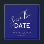Blauwe en witte minimalistische bruiloft sparen de magneet<br><div class="desc">.: Minimalistisch confectioneren van het huwelijk met een prachtige indigo blauwe achtergrond en contrasterende witte lettertype.: volledig aanpasbaar - verander de tekst,  de doopvont,  de tekengrootte en de lettertypekleur. .: Coördinerende items beschikbaar .: Ontwerp ook in andere kleuren beschikbaar.</div>